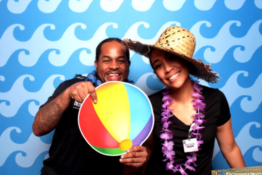 couple-in-summer-themed-photo-booth-with-beach-ball