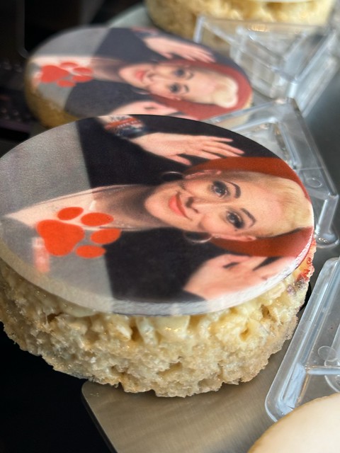 personalized-photo-booth-cookies-with-guest-faces-on-top