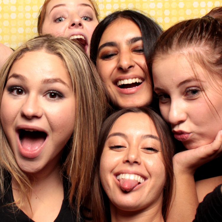 group-of-women-taking-fun-selfie-at-smash-booth-las-vegas-with-bar-and-bat-mitzvah-photo-and-video-booth