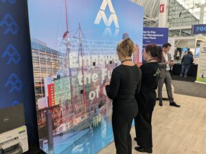 woman-viewing-exhibit-booth-display-at-trade-show-with-smash-booth-photo-area