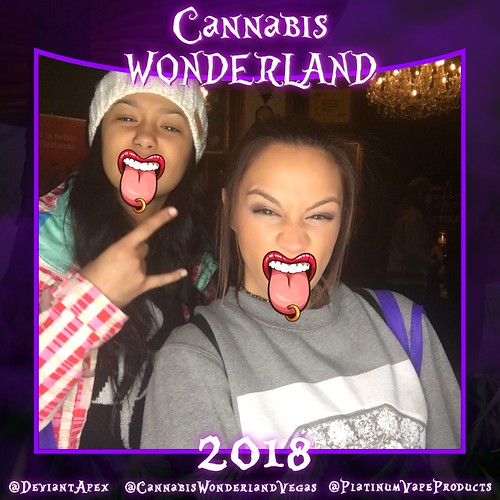 guests-laughing-with-vampire-filter-in-cannabis-wonderland-las-vegas-photo-booth-2018