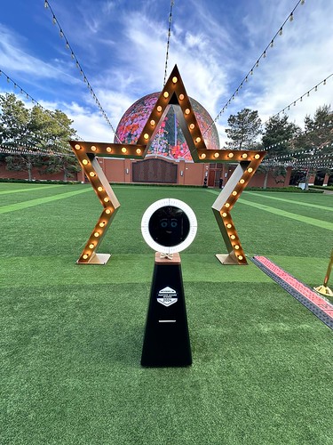 outdoor-photo-booth-setup-with-large-lighted-star-frame